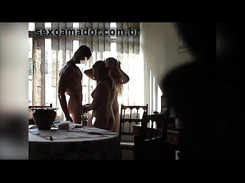 ❤️ લૈંગિક મિત્રો તેની સાથે એક વિશાળ માણસ અને એક થ્રીસમને આમંત્રિત કરે છે ❤❌  સેક્સ  ️❤